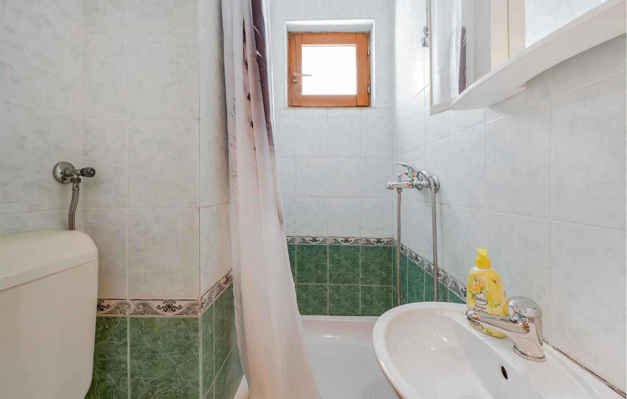 1 Bedroom Stunning Apartment In Примоштен Экстерьер фото