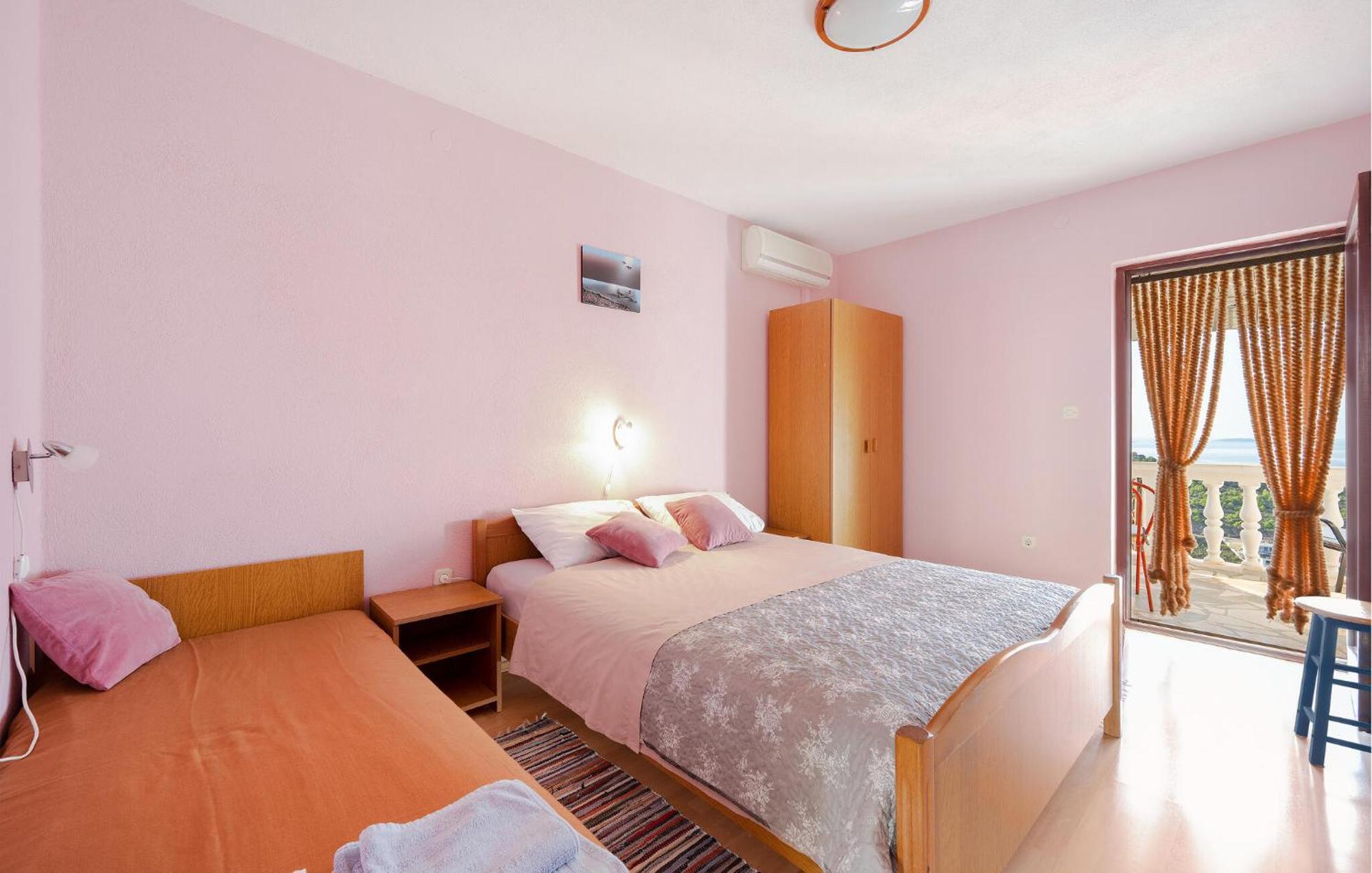 1 Bedroom Stunning Apartment In Примоштен Экстерьер фото